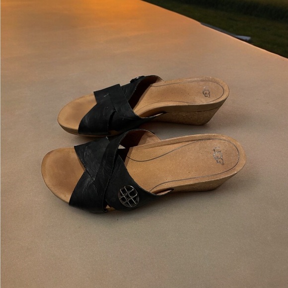 UGG Women’s Sandal Lyra Black Leather Wedge Cork Heel. Size 8.5. - Picture 1 of 8